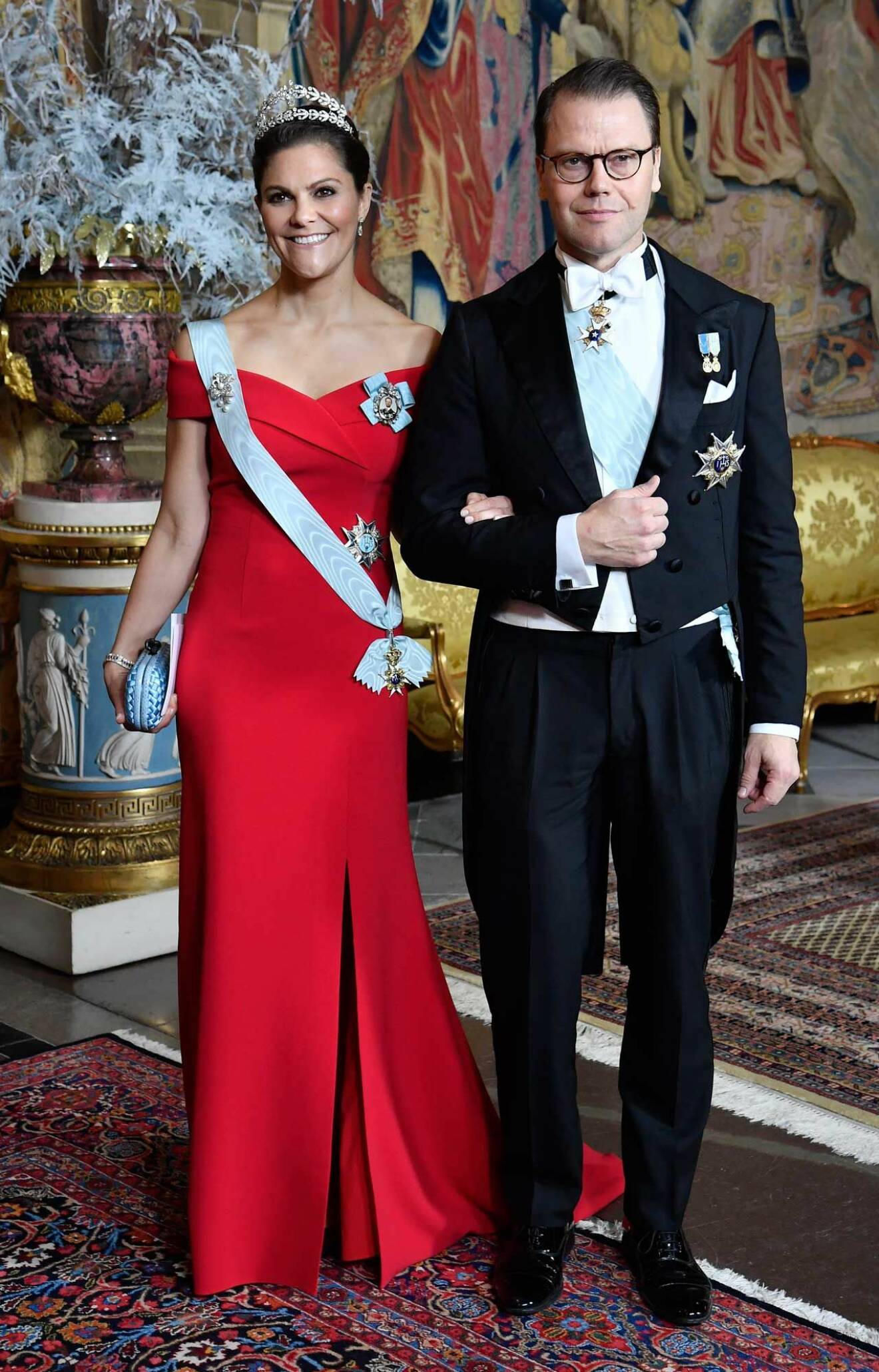 Kronprinsessan Victoria i en röd klänning på kungens middag.