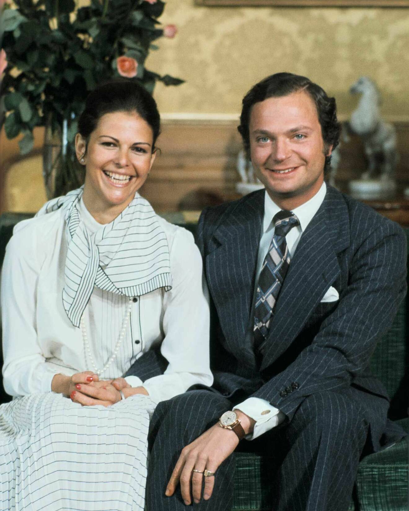 Kung Carl Gustaf och Silvia Sommerlath i förlovningssoffan på Stockholms slott den 12 mars 1976.