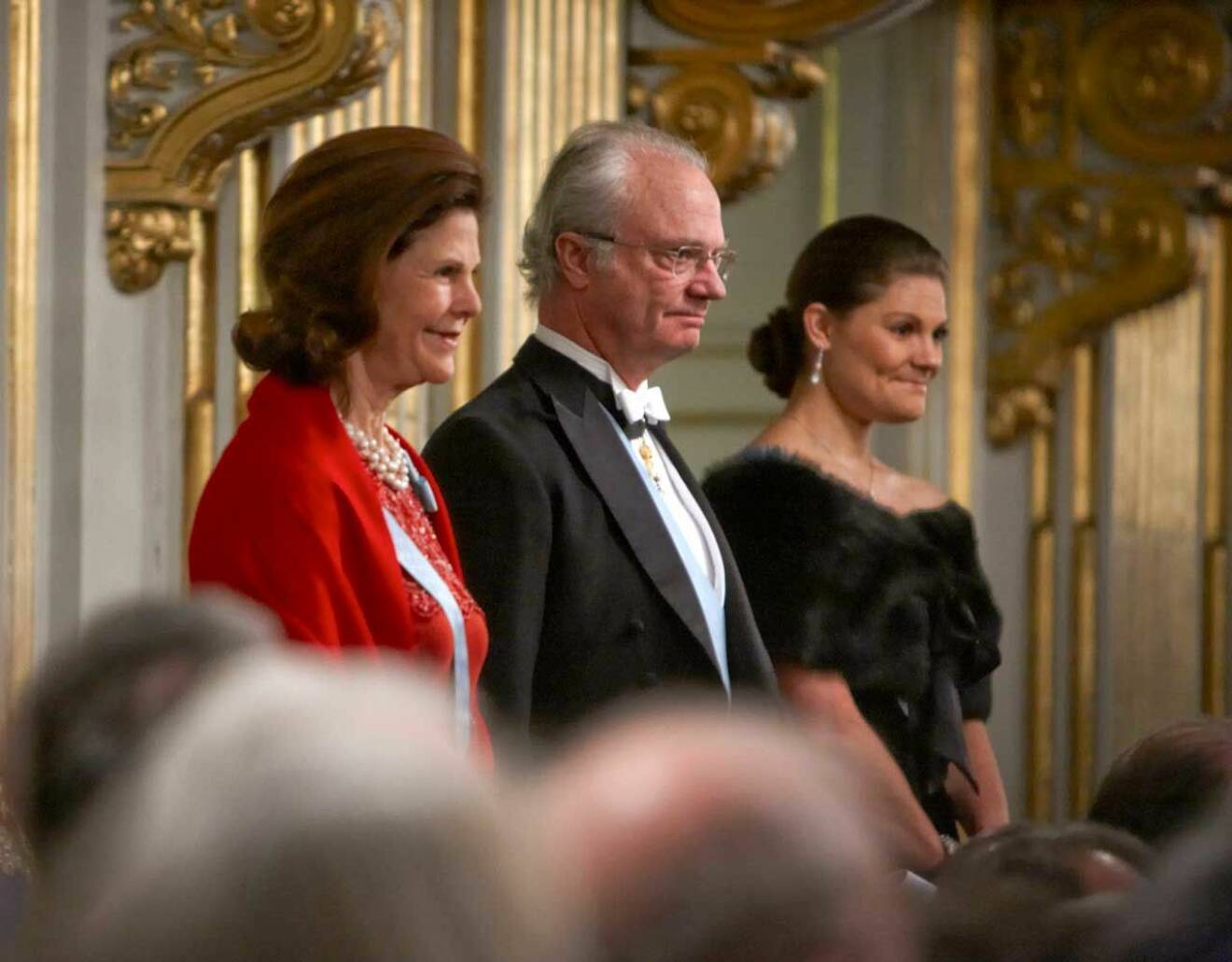 Kungaparet och kronprinsessan Victoria vid Svenska Akadmiens högtidssammankomst år 2009.
