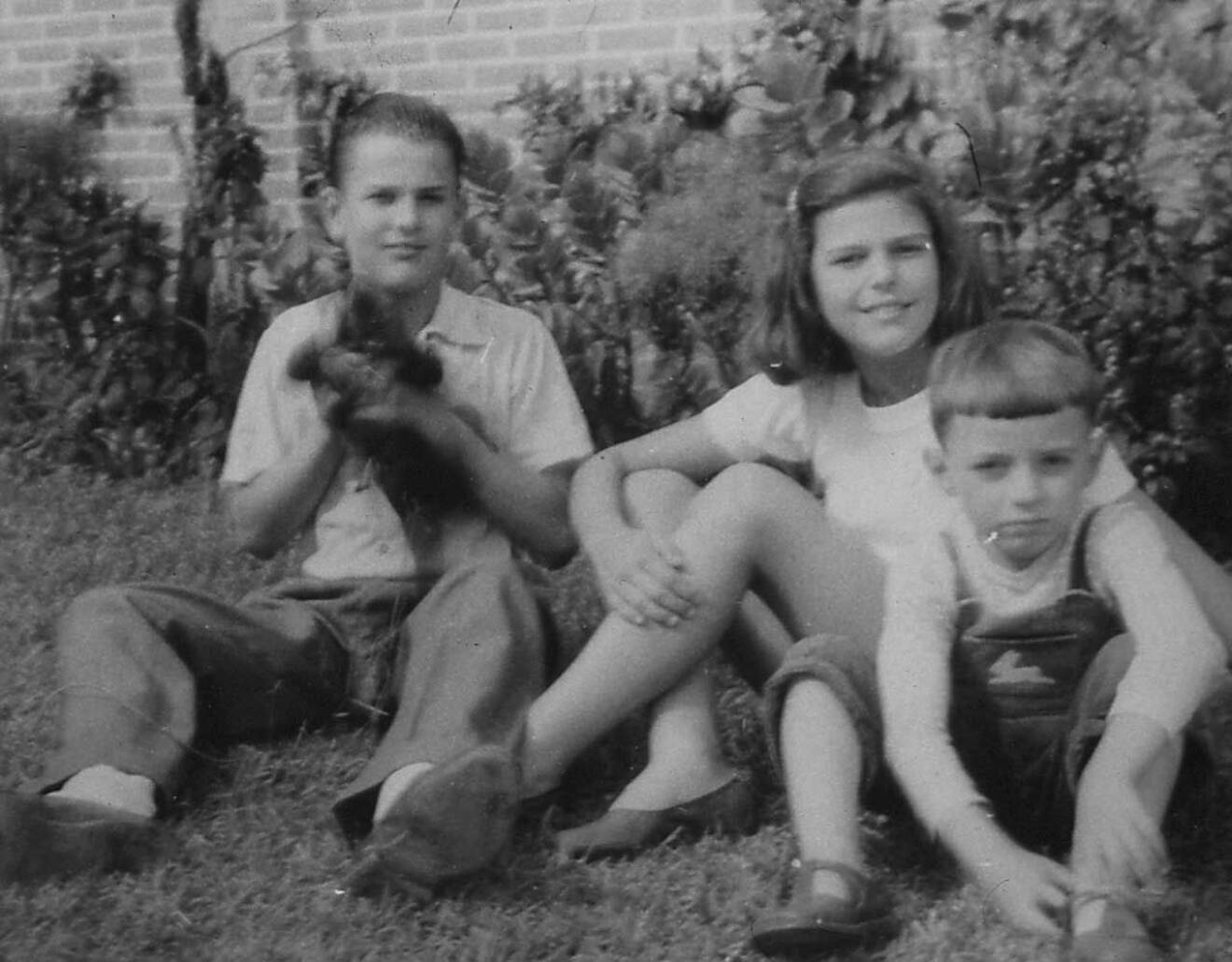 Syskonen Sommerlath växte upp med mammas psykiska ohälsa. Här Silvia med två av sina bröder samt apan Micki. 