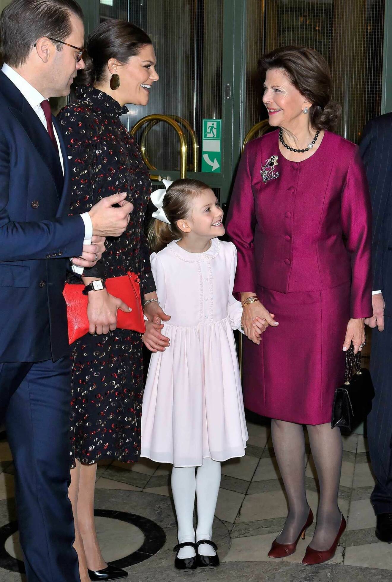 Prinsessan Estelle fick både fira mormor drottning Silvia och träffa moster prinsessan Madeleine igen. Här syns också kronprinsessan Victoria och prins Daniel.