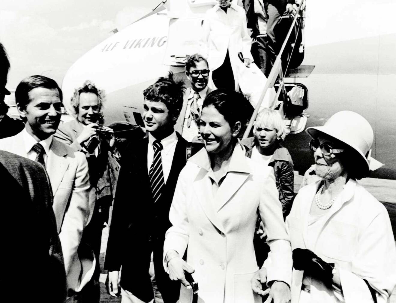 Äntligen är det dags för bröllop med kungen. Silvia möter upp mamma Alice och brodern Ralf på Arlanda den 17 juni, 1976.