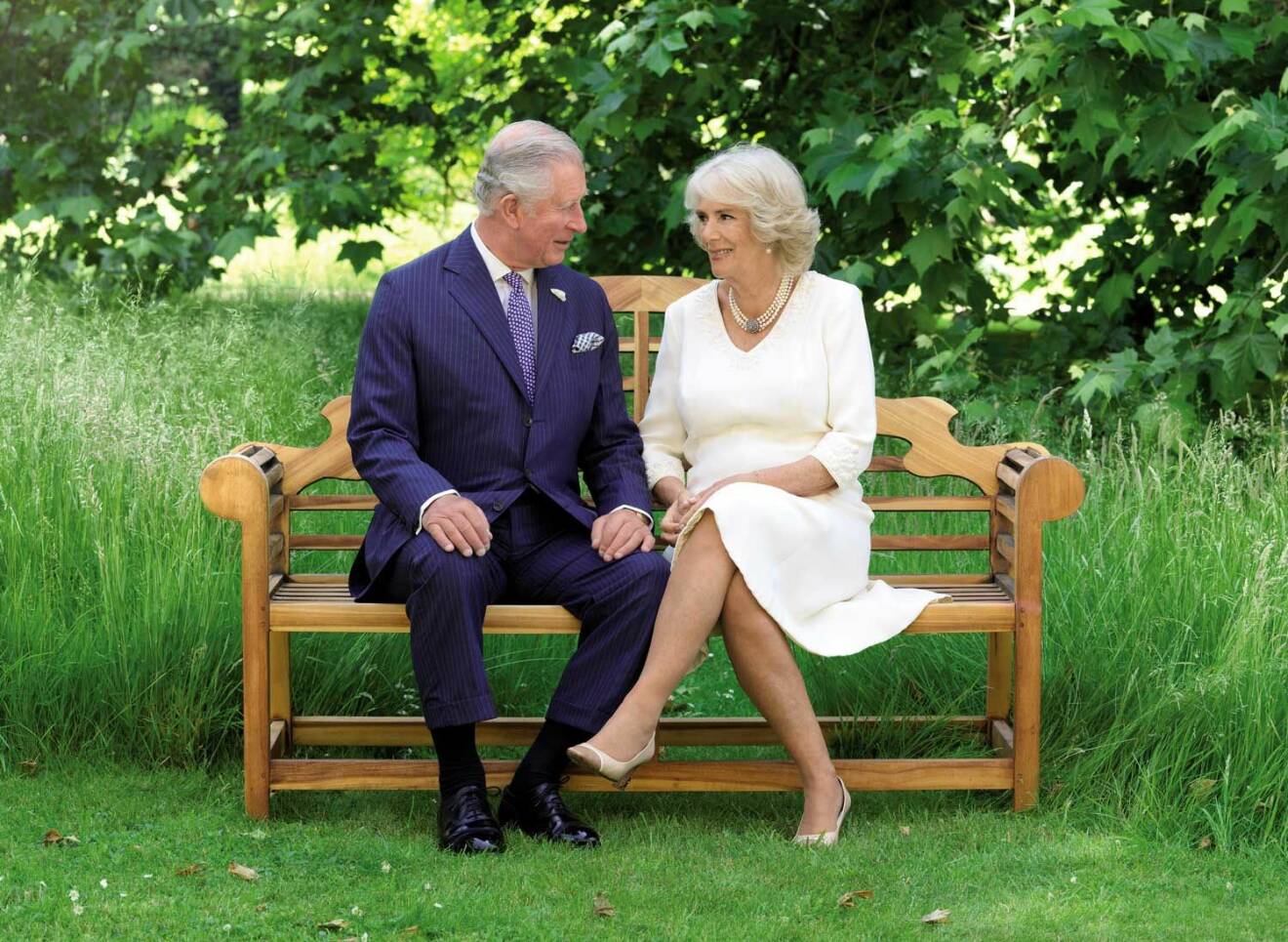 Charles och Camilla önskar god jul från en bänk.