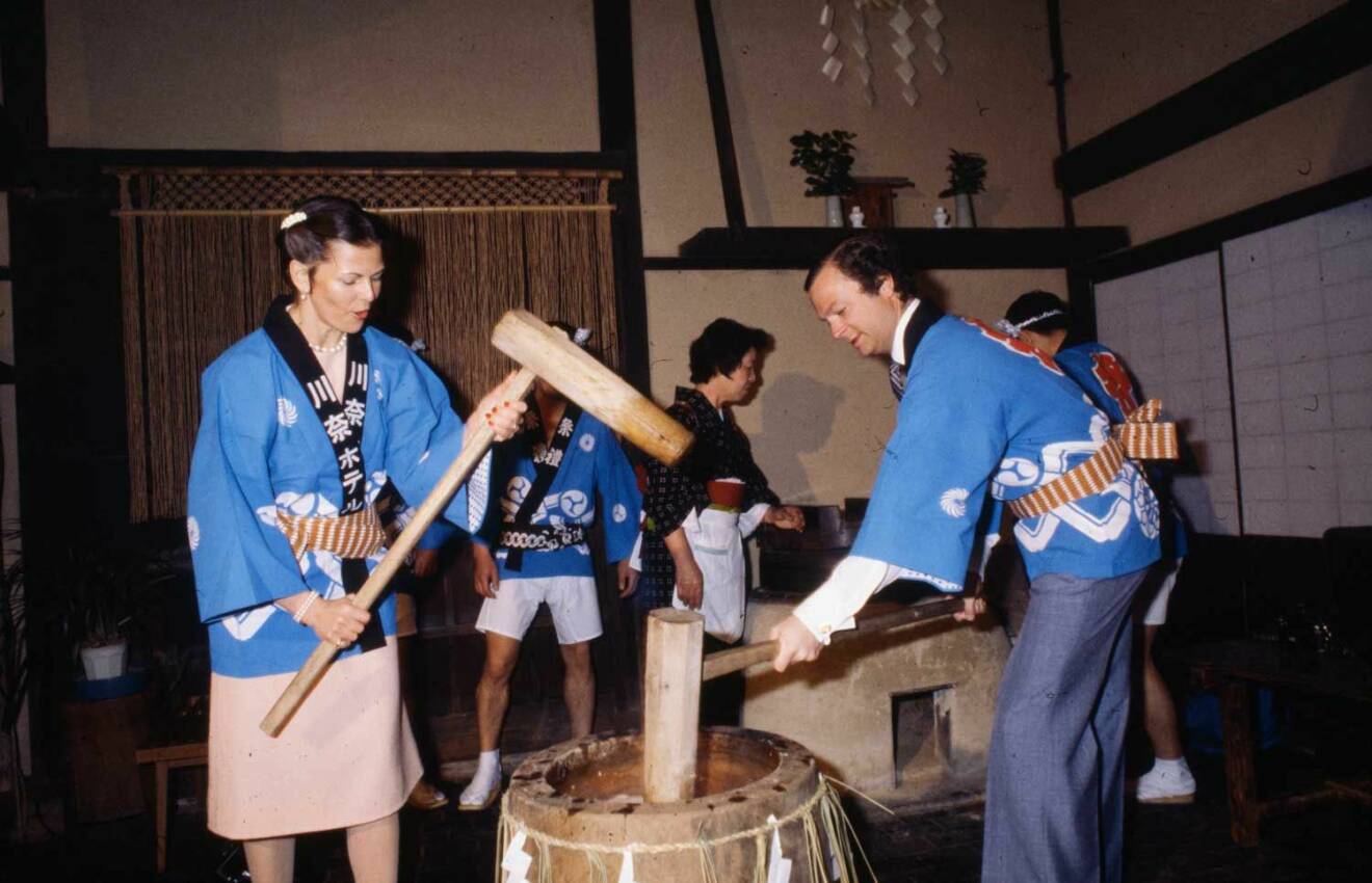 Hårt arbete pågår! Kungen och drottningen på statsbesök i Japan 1990.
