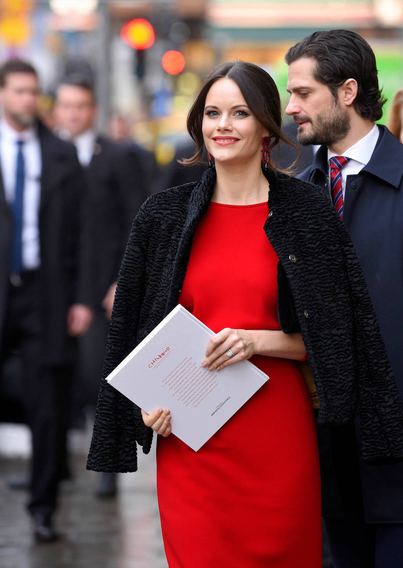Sofia i röd klänning.