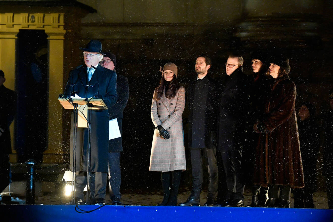 Kung Carl Gustaf höll tal utanför Stockholms slott. 