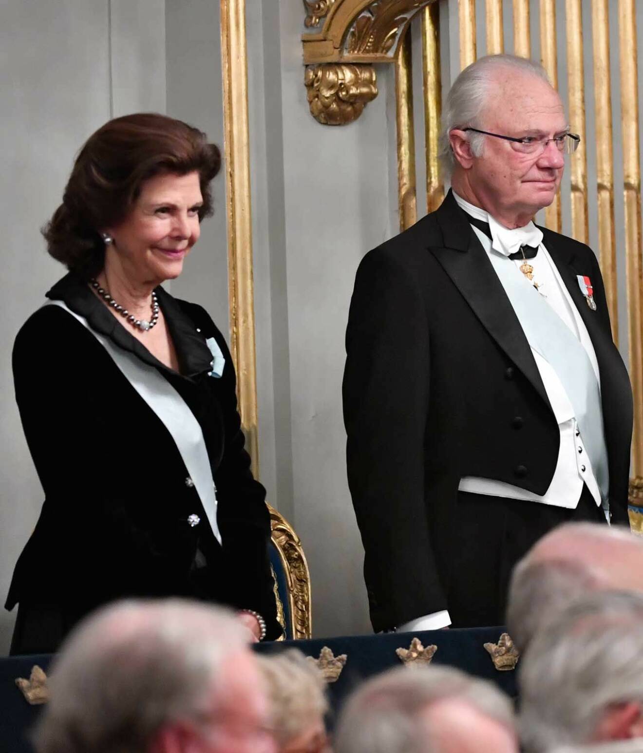 Kungaparet vid Svenska Akademiens högtidssammankomst. Kungen var sammanbiten, men drottningen kostade på sig ett svagt leende.