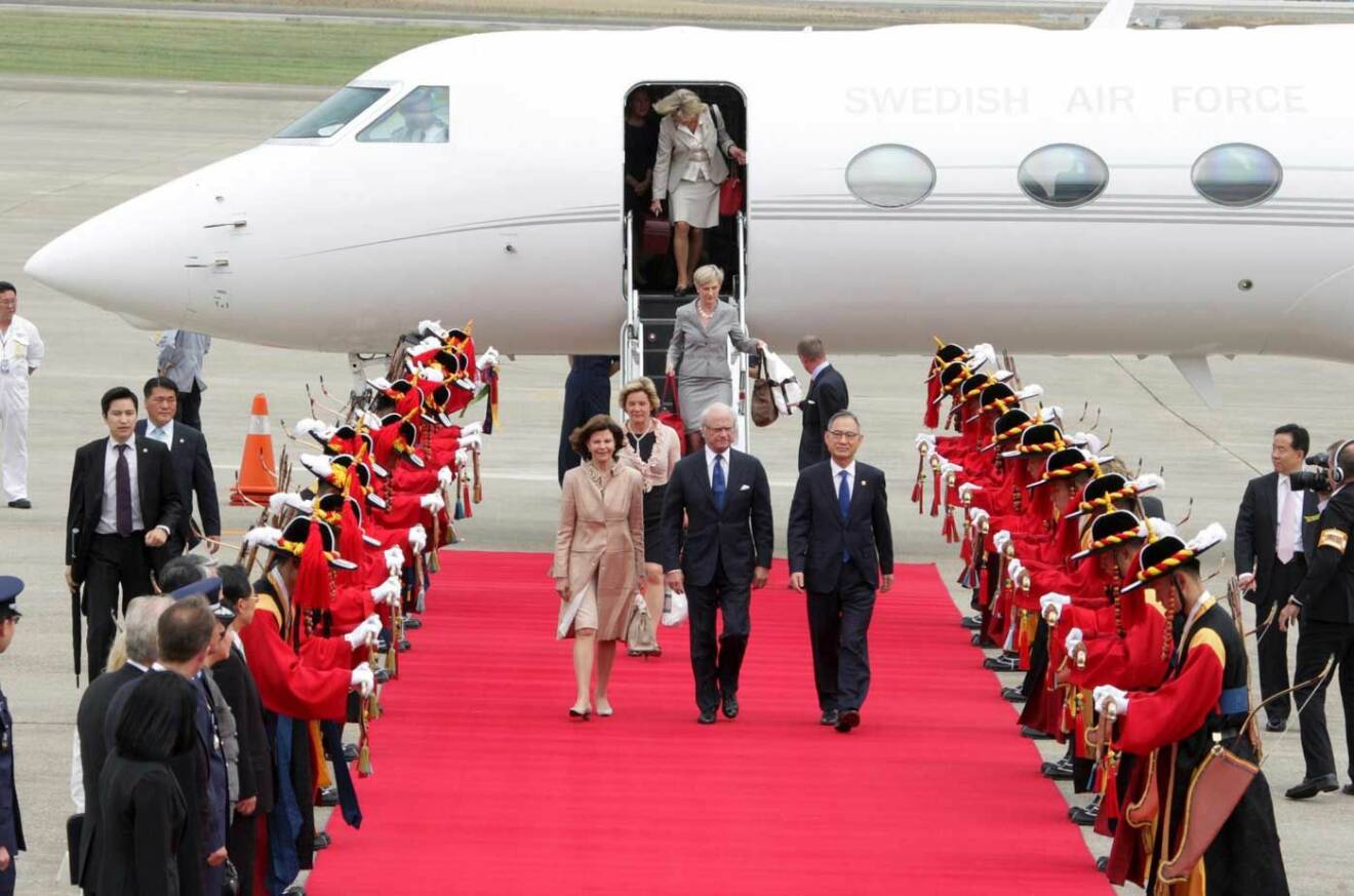 Kungen och drottningen anländer till Seoul i Sydkorea för ett fyra dagar långt besök 2012.