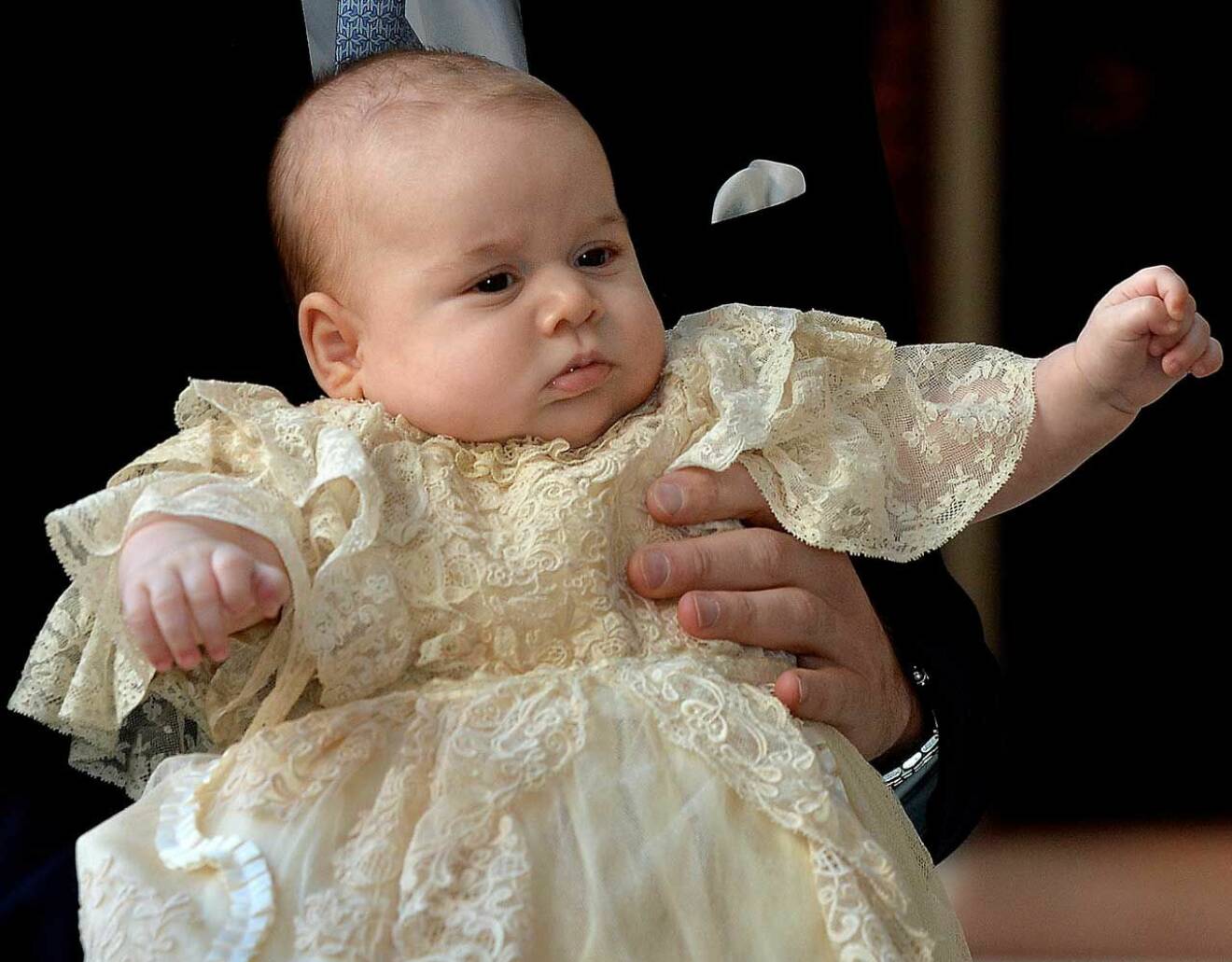 Prins George i den brittiska kungafamiljens dopklänning.
