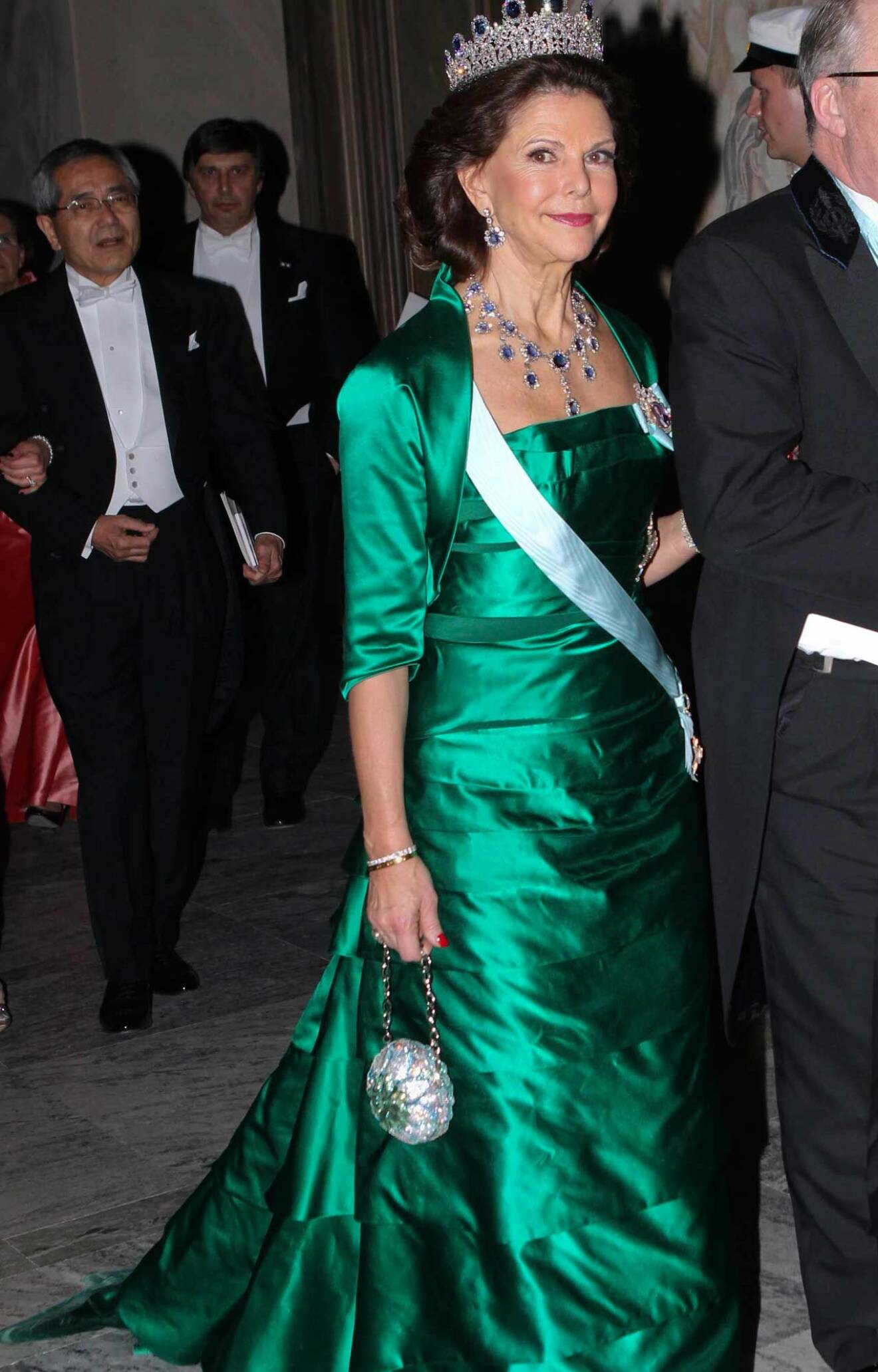 Drottning Silvia i en smaragdgrön klänning som hon burit på Nobelfesten.