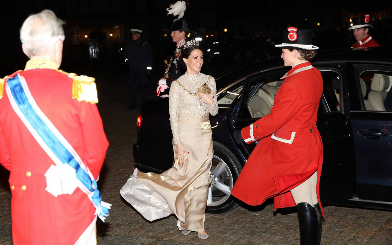 Prinsessan Marie i guldig galaoutfit.