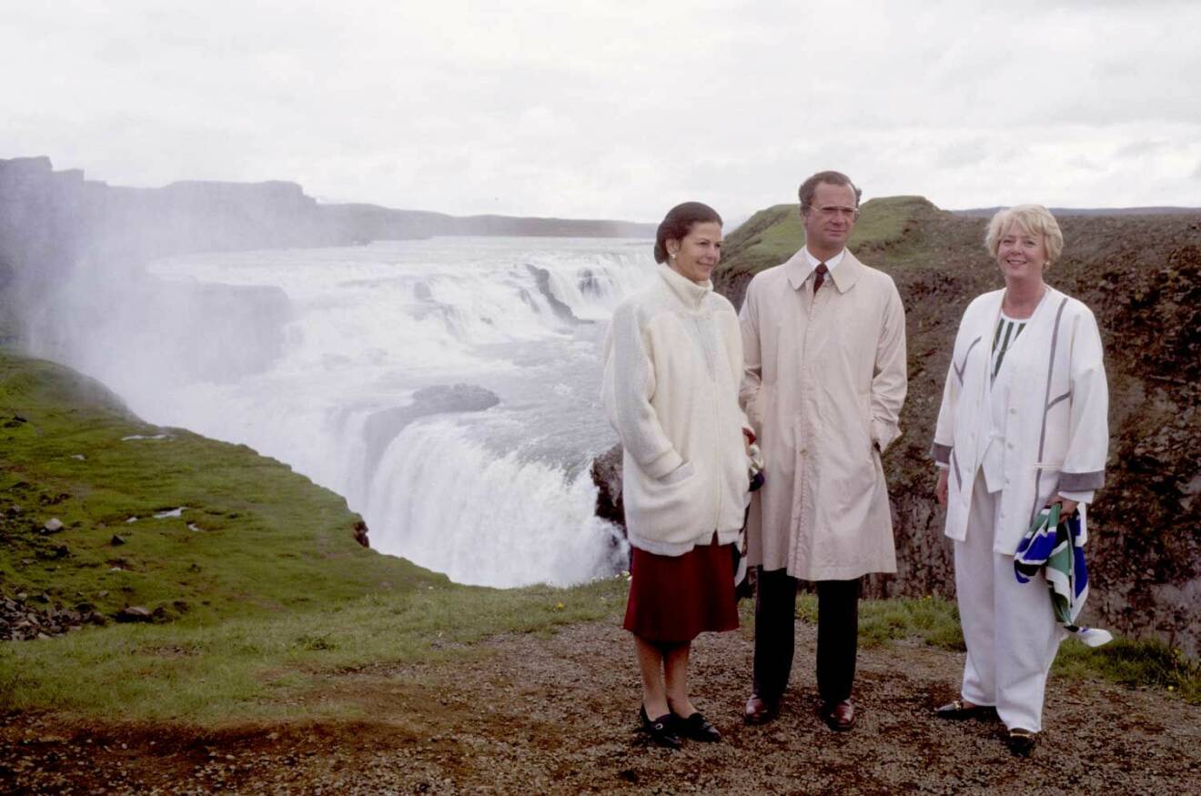 1985 gick turen till Island. Här besöker kungaparet Gullfoss tillsammans med dåvarande presidenten Vigdis Finnbogadottir.