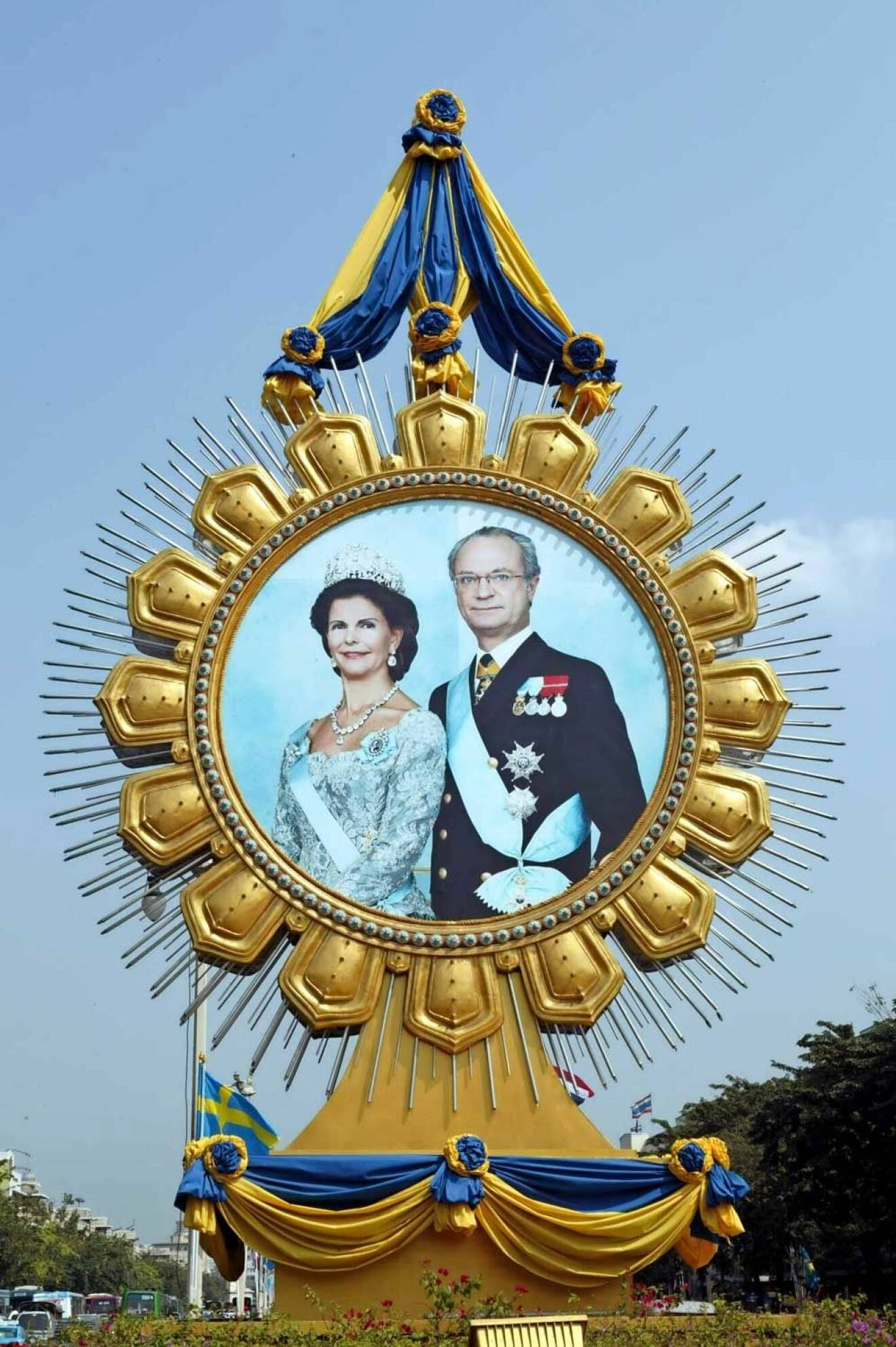 Storstilat mottagande! Kungaparet hälsas välkomna till Thailand 2003.