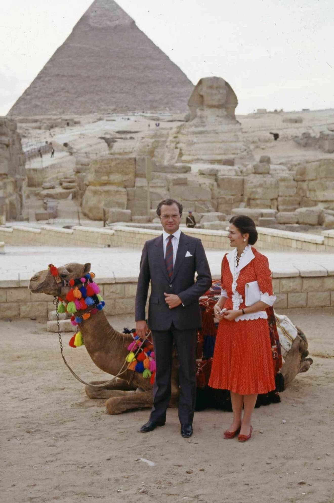  På klassisk mark! Kungen och drottningen besöker pyramiderna i Egypten 1986.