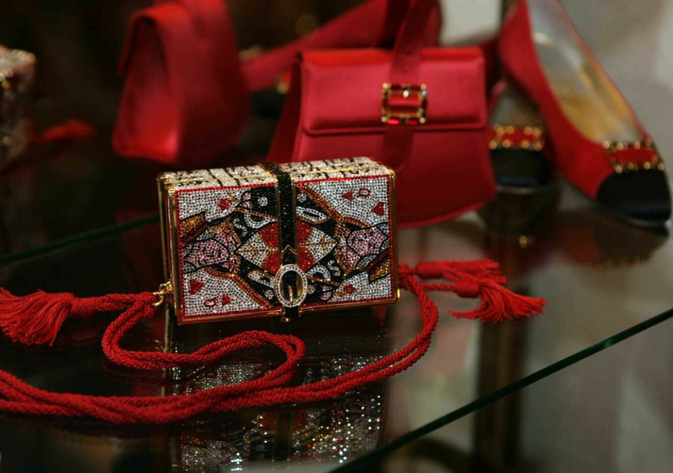 Två av drottning Silvias aftonväskor, den röda i siden har hon haft i 25 år.