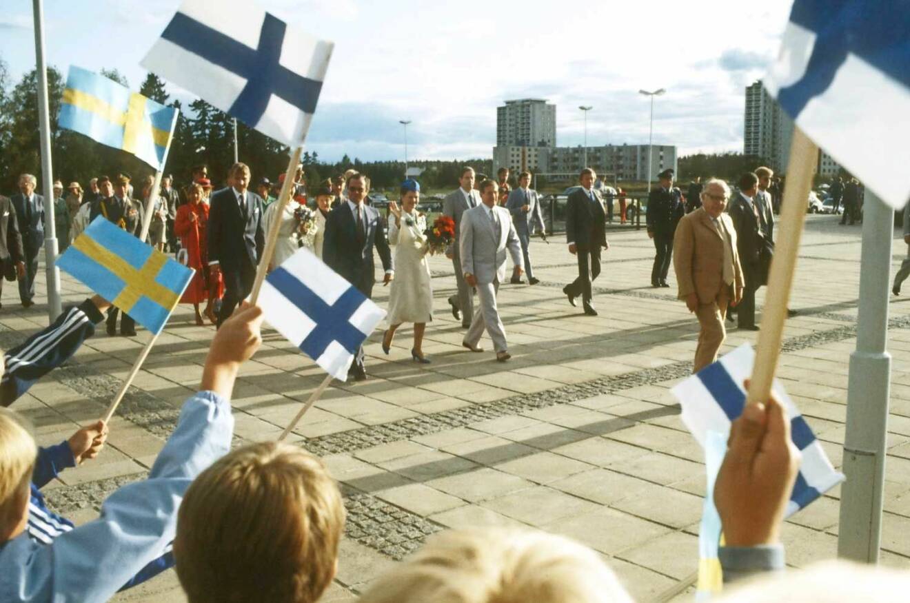 I Finland är vårt kungapar oerhört populära. Varje gång de tar en tur över Östersjön blir det folkfest i blått och vitt!