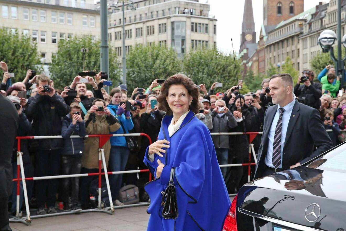 Silvia är omåttligt populär vart hon än kommer. Men i Tyskland är folk som galna i vår drottning – och ser henne givetvis lite som ”sin” också eftersom hon är född i Tyskland. Här är drottningen på besök i Hamburg.