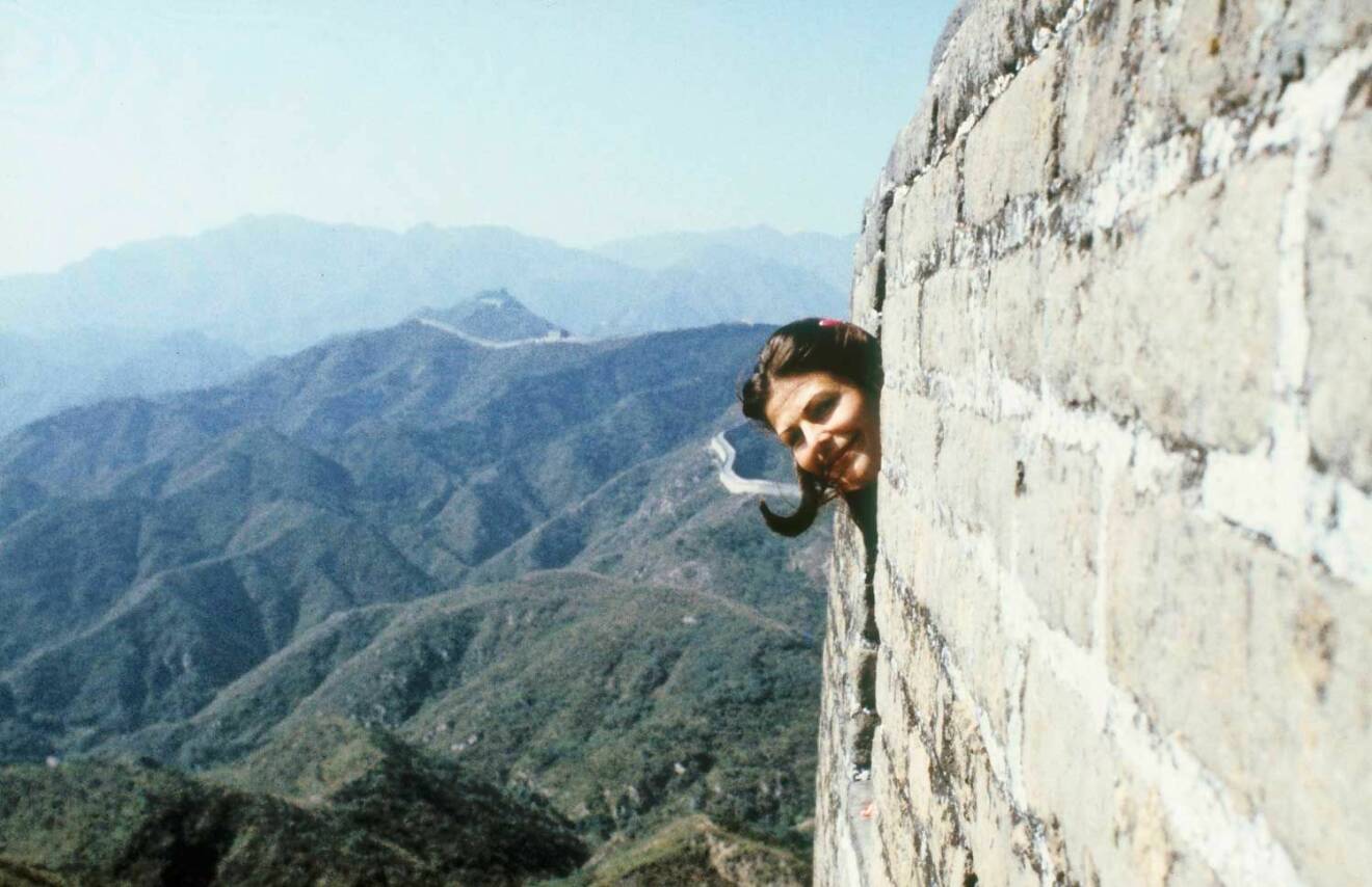 Tittut! Fotograf Charles Hammarstens klassiska bild på drottningen som tittar ut genom en glugg i kinesiska muren under statsbesöket 1981.