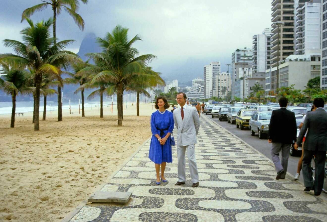 Älskade Brasilien! Ett av de länder där drottningen naturligtvis känner sig riktigt hemmastadd. Här tar kungen och drottningen en promenad i Rio de Janeiro 1984.