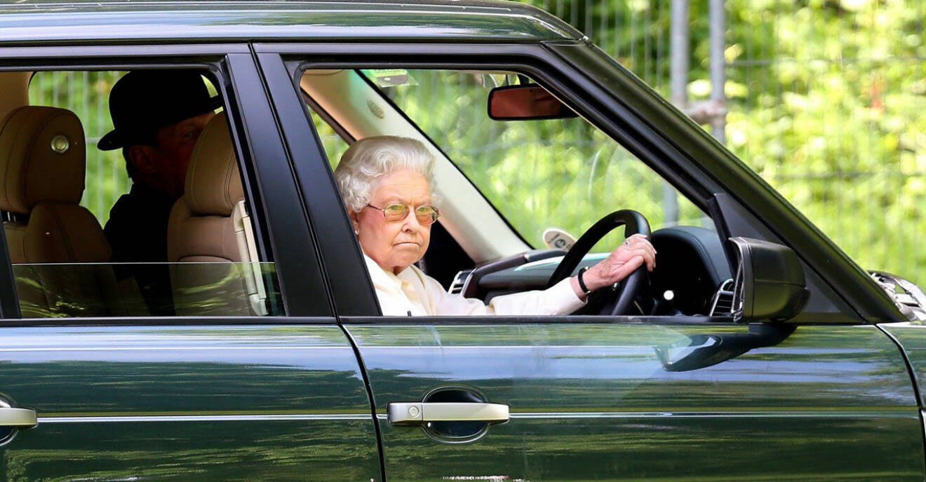 Elizabeth kör bil.