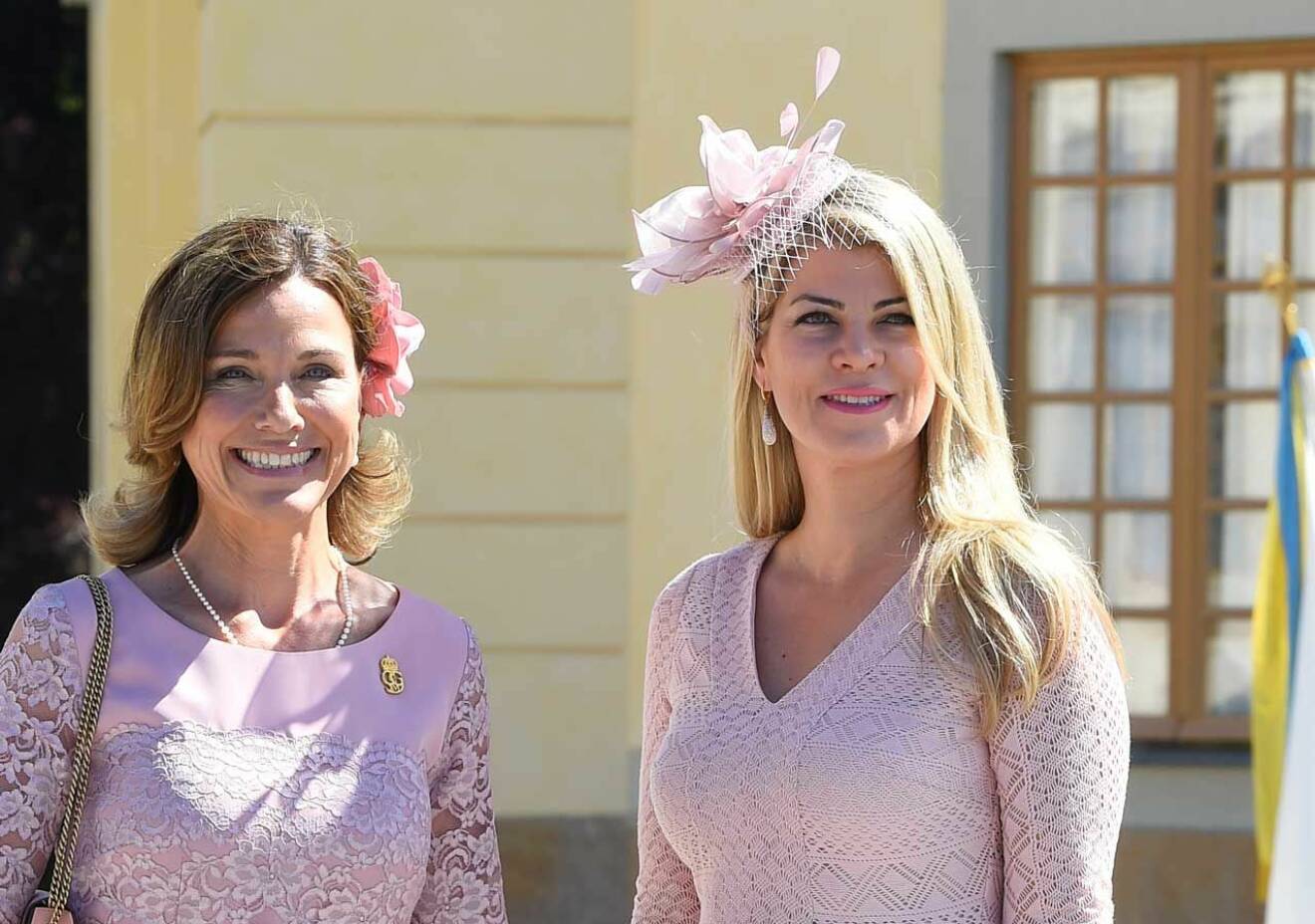 Karini Gustafson-Teixiera på prinsessan Adriennes dop i Drottningholms slottskapell. Till vänster hovets informationschef Margareta Thorgren.