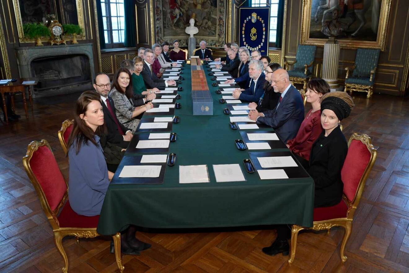 Skifteskonseljen på slottet 2019. Den nya regeringen runt bordet i konseljsalen.