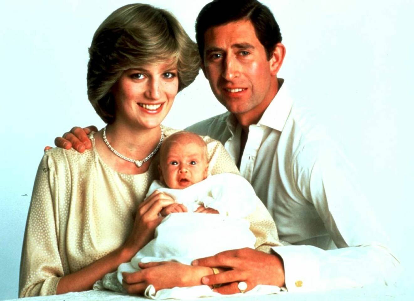 Diana är det mest tippade namnet på Meghan och Harrys barn om det blir en flicka. Här är prinsessan Diana, prins Charles och nyfödde William.