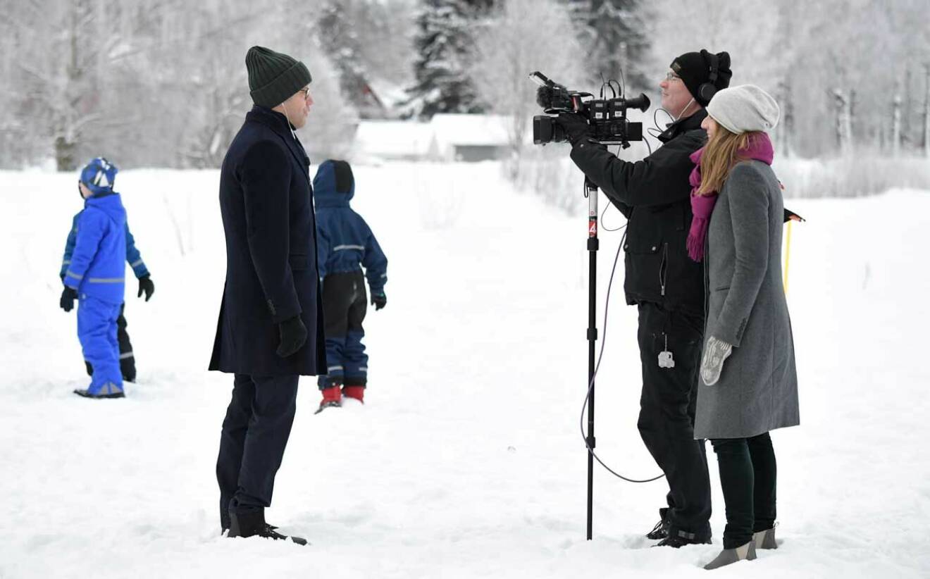 Prins Daniel blev intervjuad utan reporter, utan endast en filmfotograf. Intill syns hovets informationssekreterare Ulrika Näsholm. 