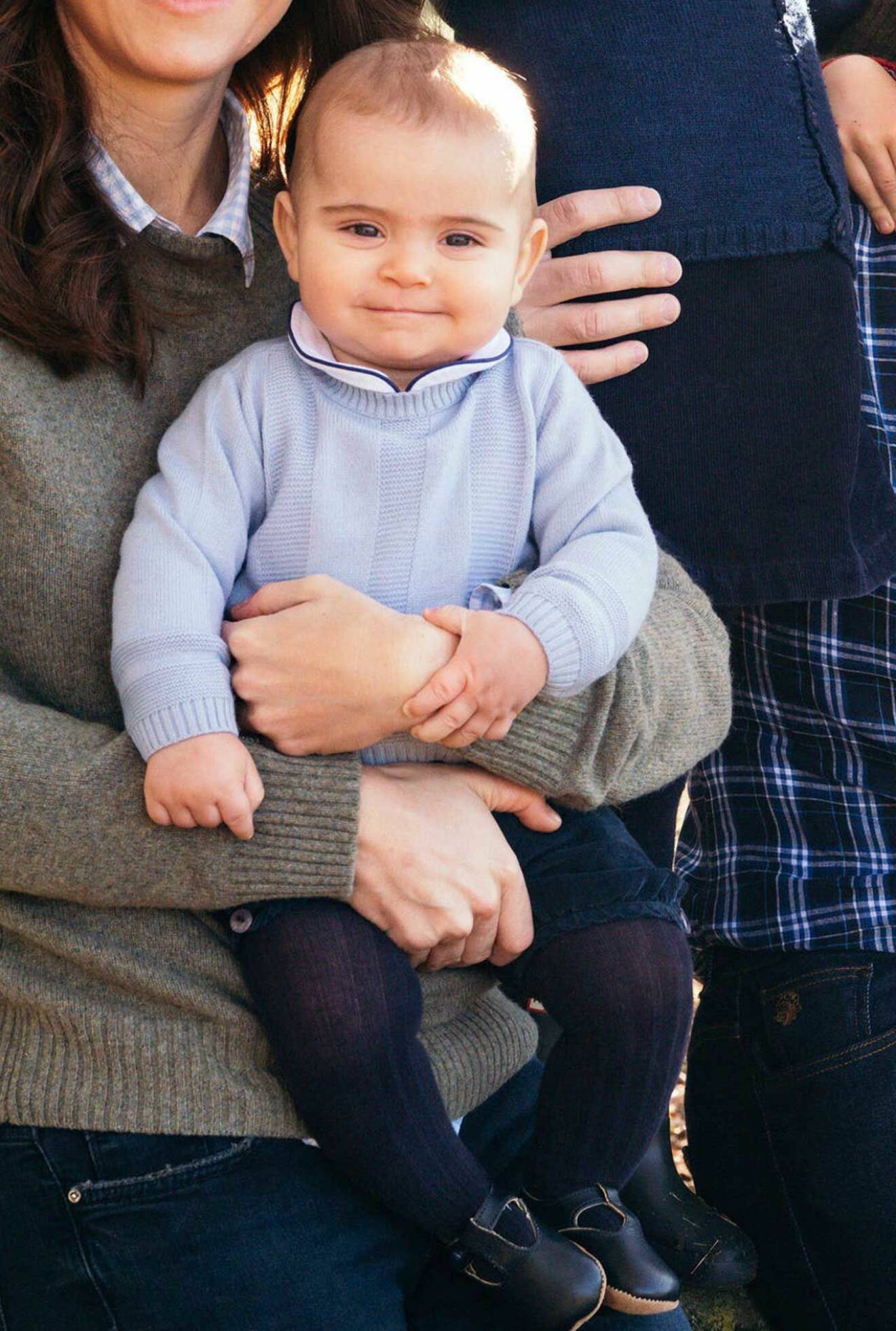 Prins Louis klädd i knäbyxor och ljusblå tröja.