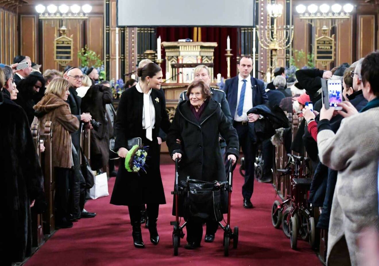 Kronprinsessan Victoria med överlevaren Livia Fränkel i Stockholms stora synagagoa under Förintelsens minnesdag.