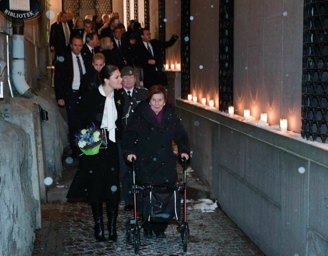 Kronprinsessan Victoria och överlevaren Livia Fränkel besöker minnesmonumentet vid Stockholms stora synagoga.