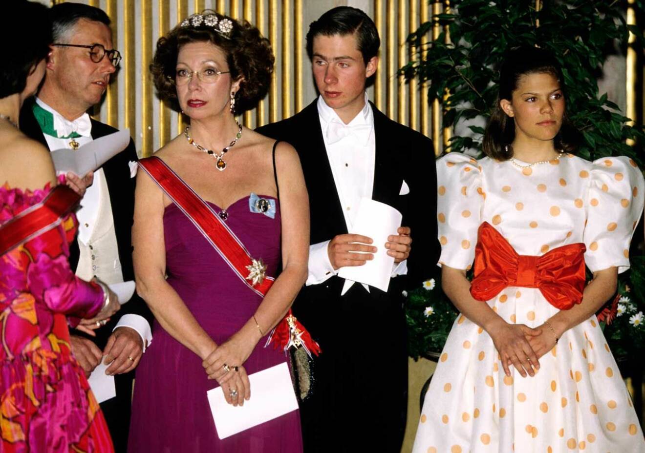 Kronprinsessan Victoria i prickig klänning och jätterosett på sin första galamiddag 1992.