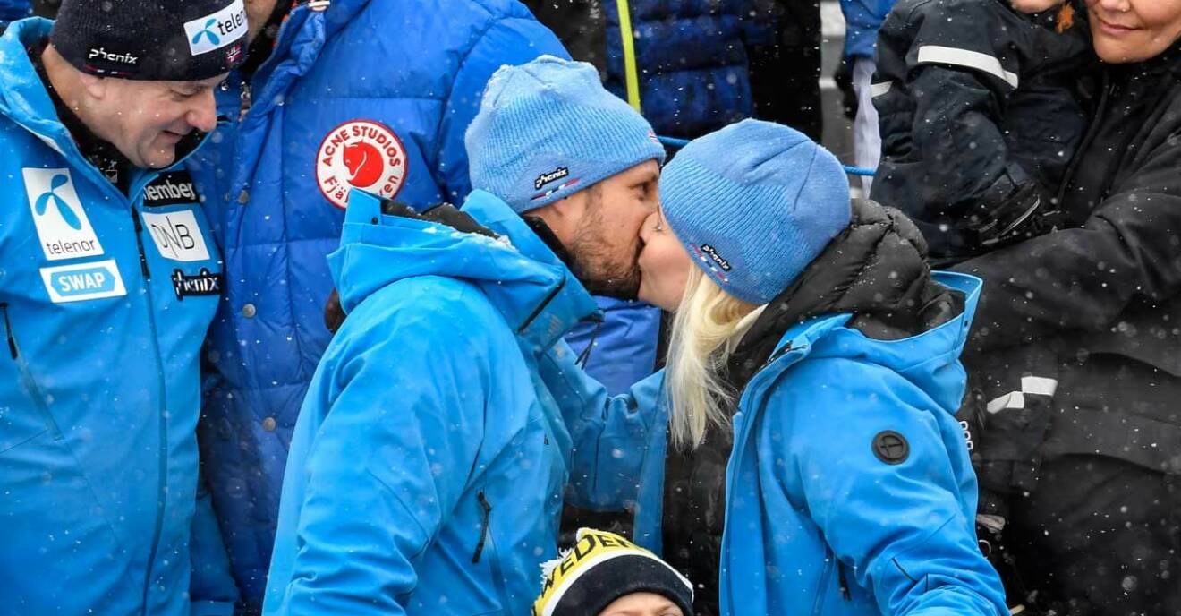 Kyss! Haakon och Mette-Marit visar öppet sin kärlek till varandra!