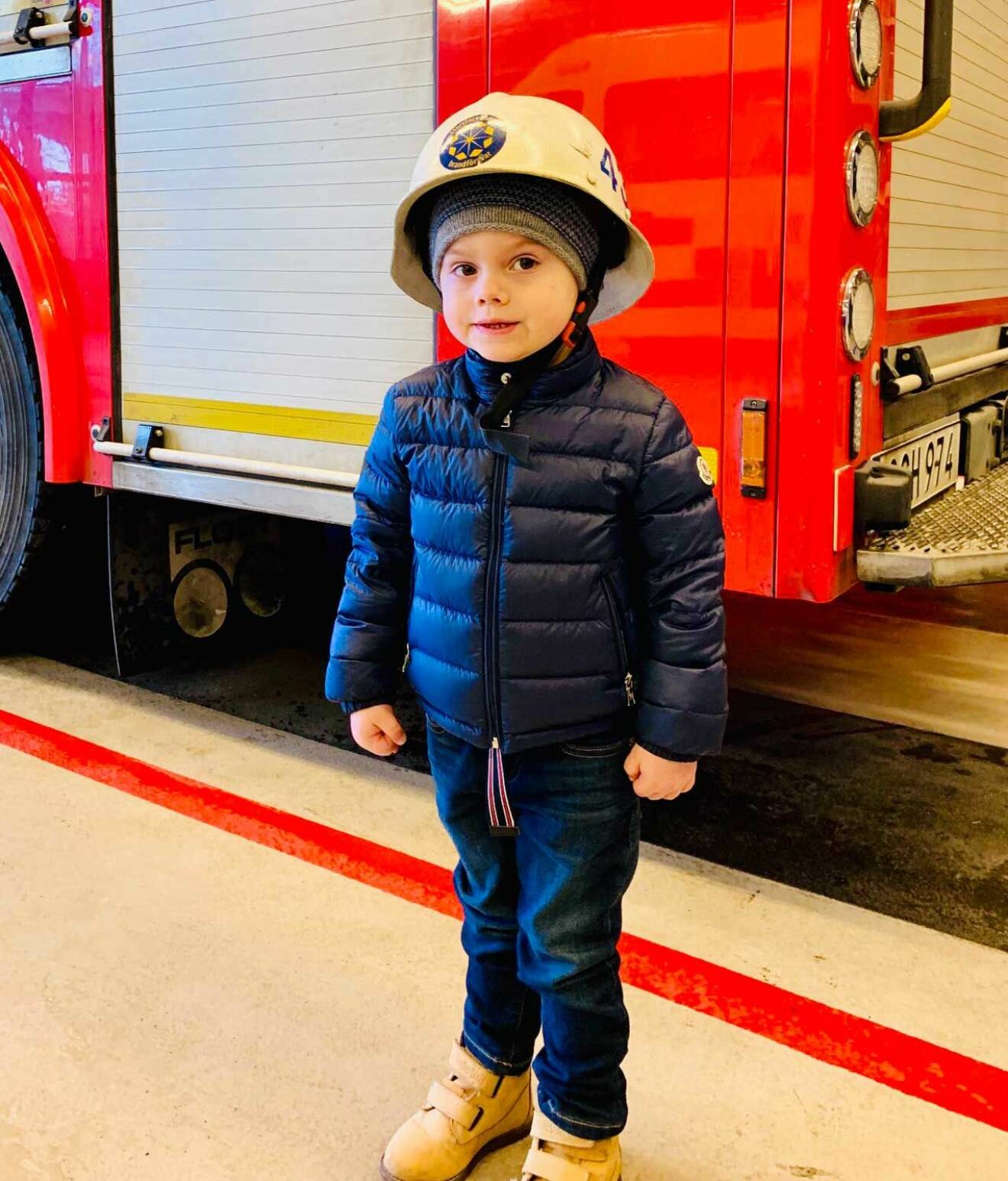 Prins Oscar i brandhjälp vid besöket på Brännkyrka brandstation. 