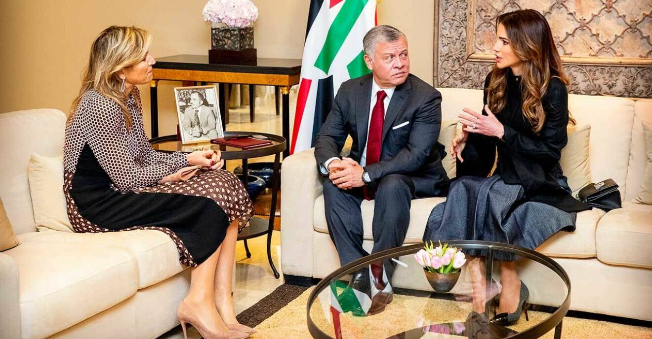 Kung Abdullah II och drottning Rania samtalar med drottning Maxima. 