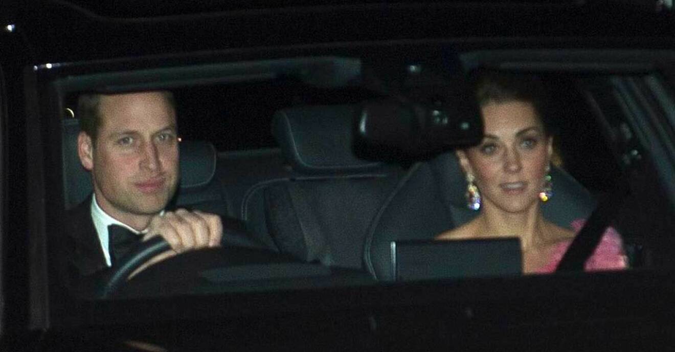 Prins William och hertiginnan Kate på väg till prins Charles 70-årsfest. Klänningen kommer från Alexander McQueen.