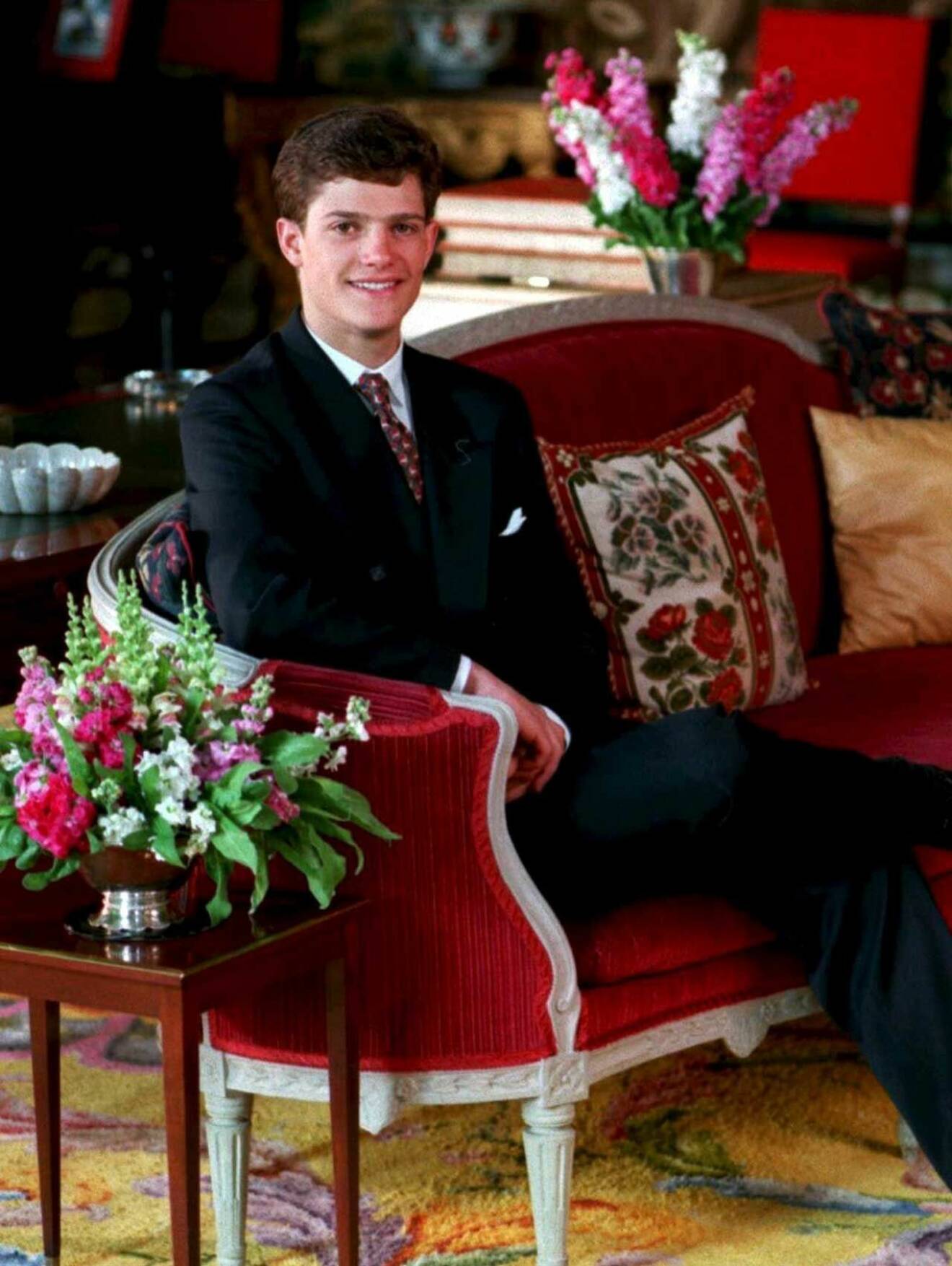 Prins Carl Philip 18 år, året är 1997. Bilden är tagen i Stensalen på Drottningholms slott.