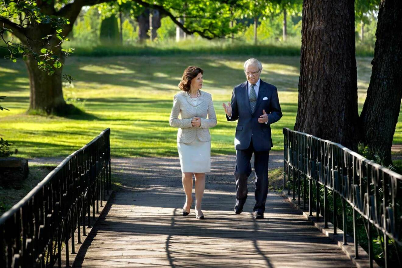 Kung Carl Gustaf och drottning Silvia älskar att promenera i parken. 
