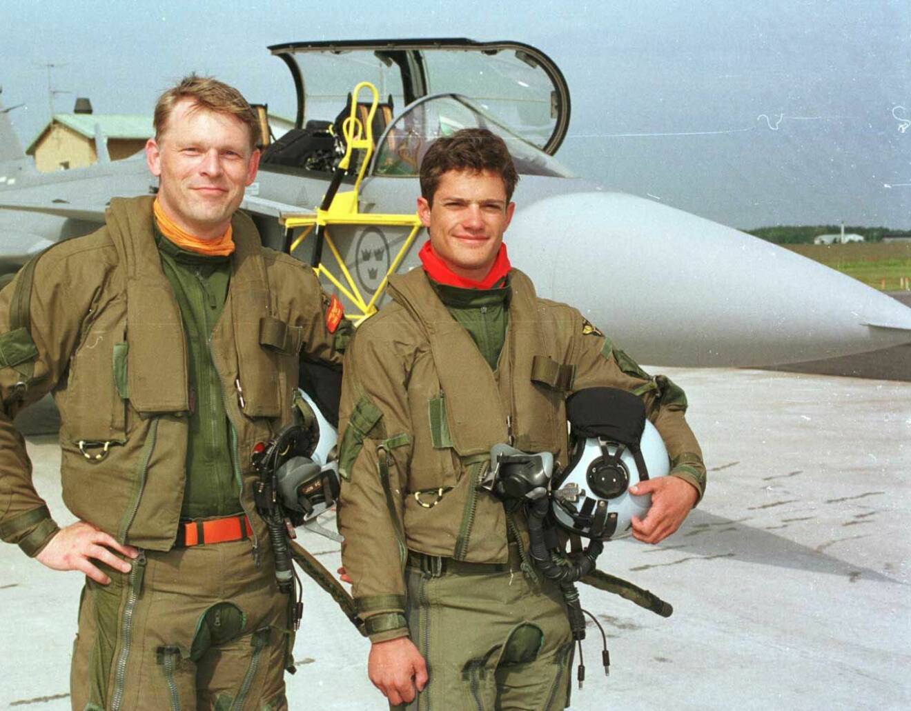Prins Carl Philip 1999 på flygflottiljen F7 i Såtenäs, tillsammans med piloten Björn Johansson. 