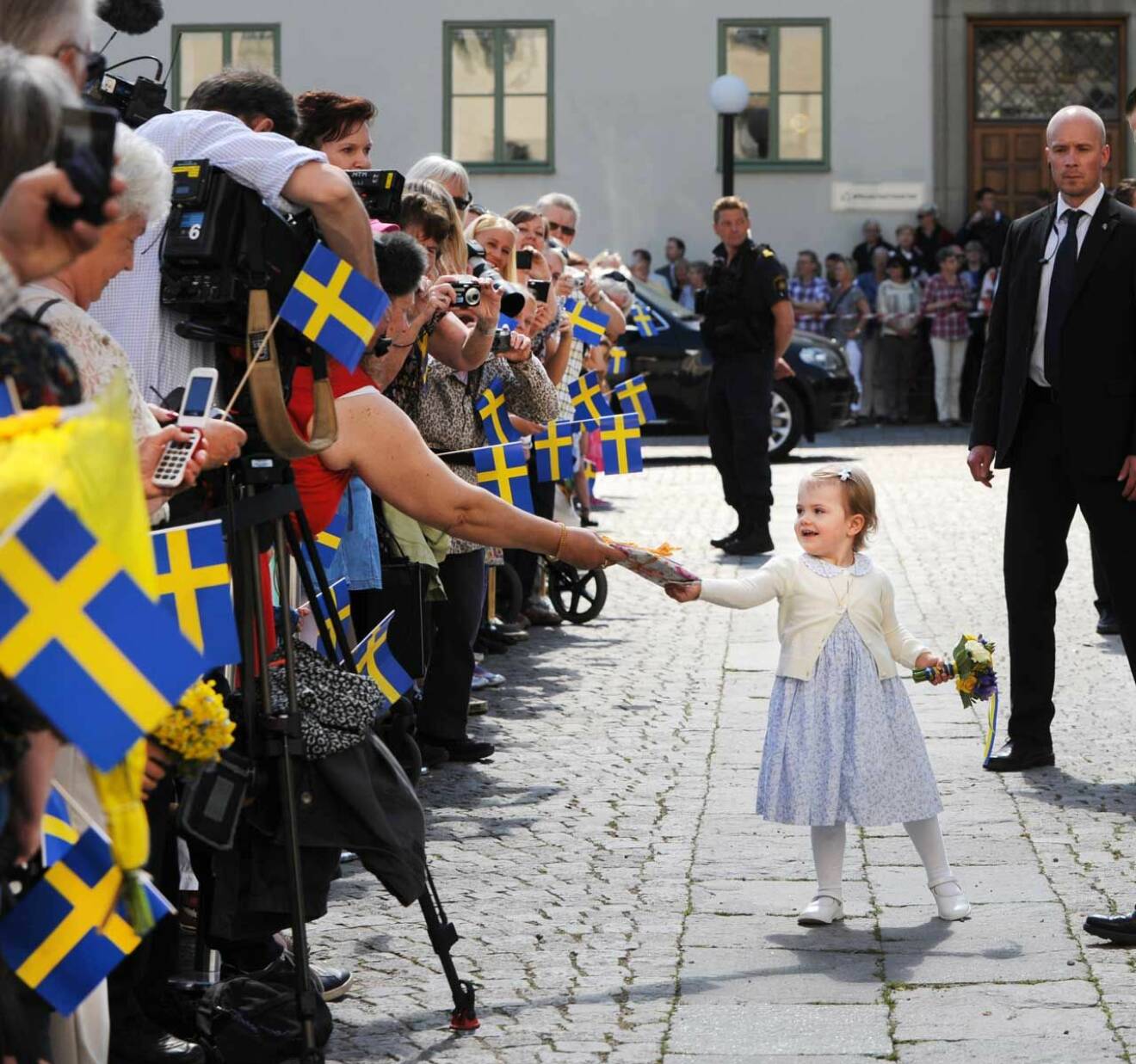Prinsessan Estelle, hertiginna av Östergötland, hälsar på folk på torget i Linköping.