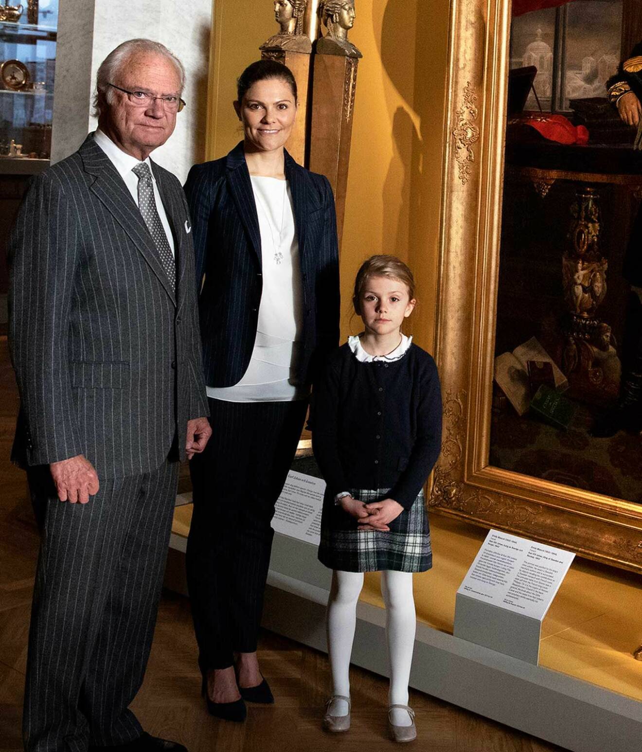 Kungen, kronprinsessan Victoria och prinsessan Estelle på Nationalmuseum i Stockholm.