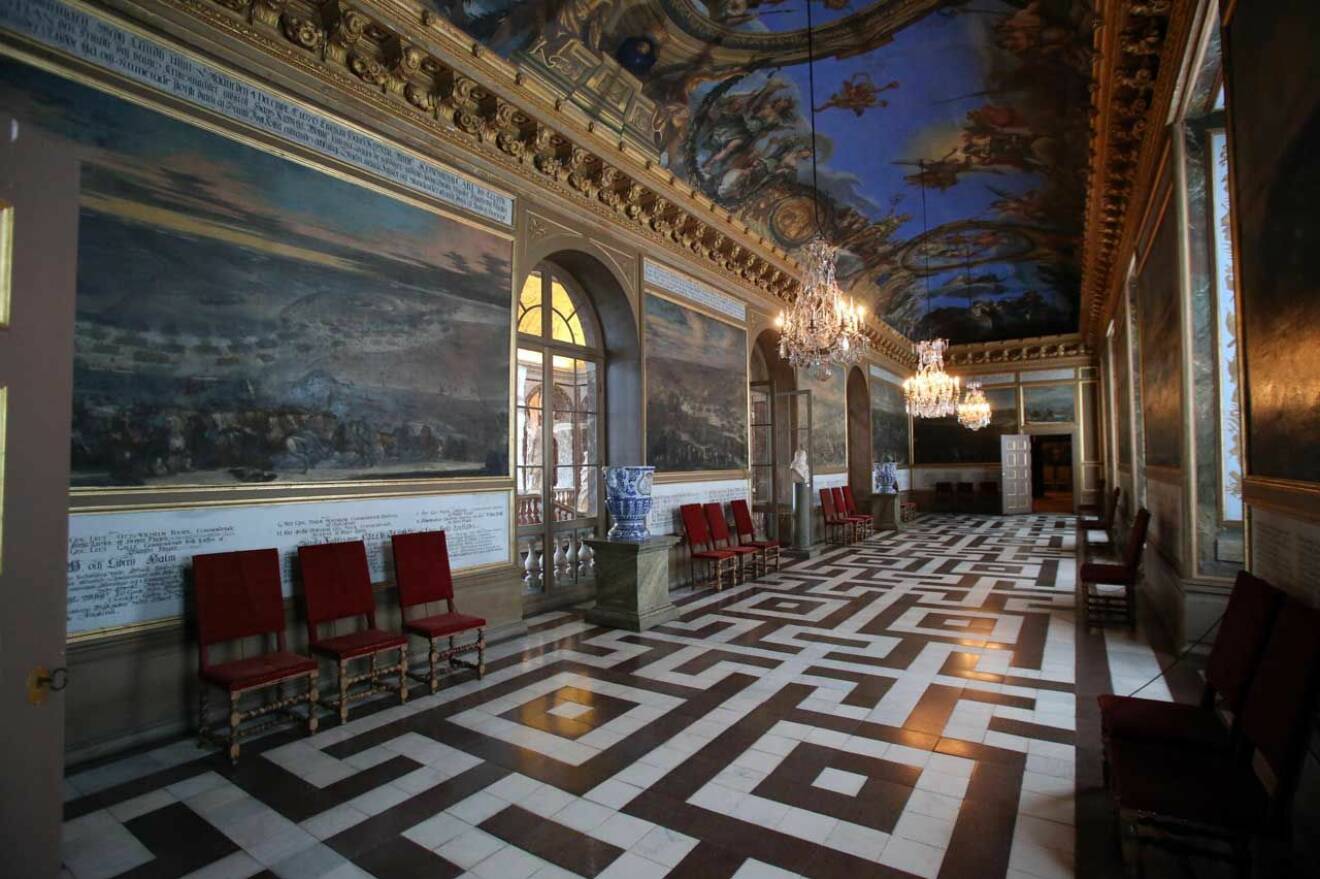 Karl X Gustavs galleri, där gästerna dansade hela natten efter prinsessan Christinas bröllop. 