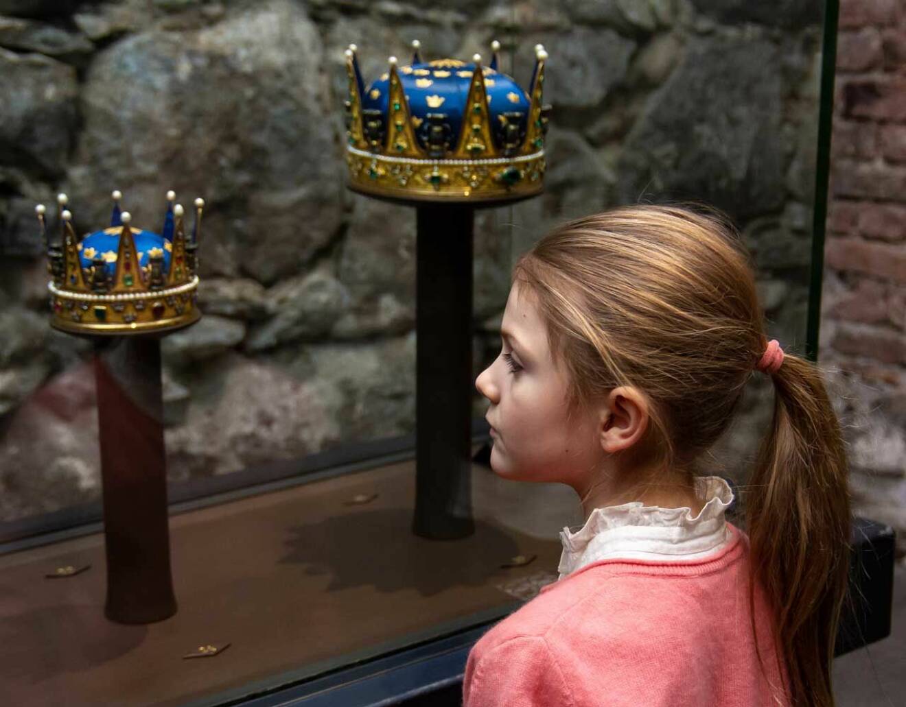 Prinsessan Estelle i Skattkammaren på Kungliga slottet.