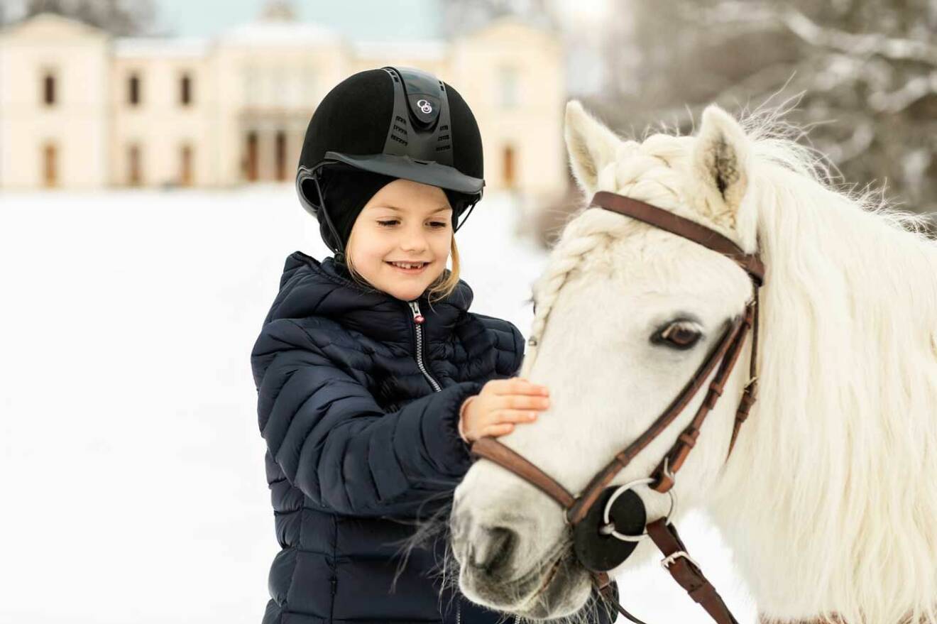Prinsessan Estelle på nya födelsedagsbilder med hästen Viktor! 