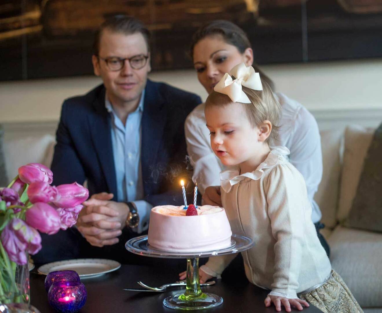 2-åriga prinsessan Estelle blåser ut ljusen på den otroligt goda Estelle-tårtan!