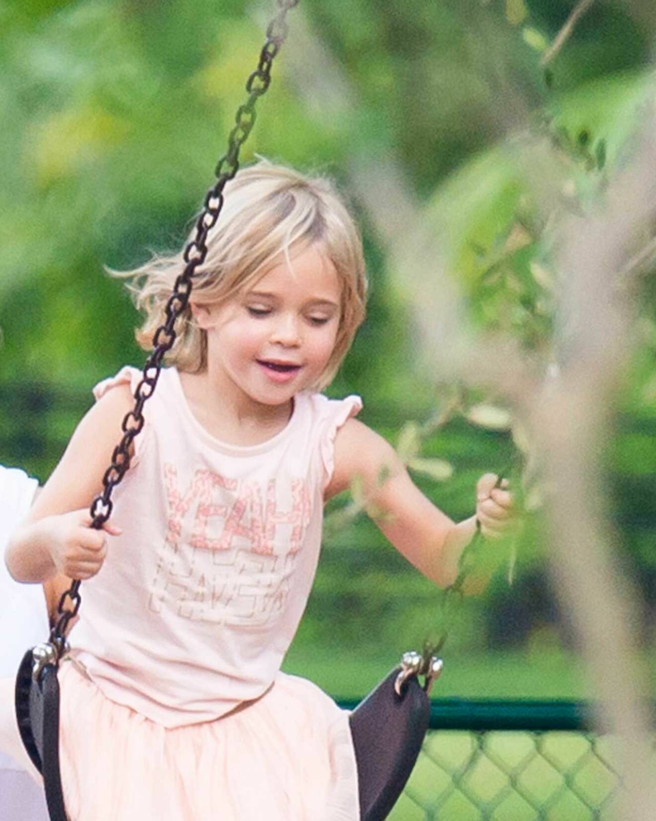 Prinsessan Leonore gungar i lekparken i Miami, Florida.