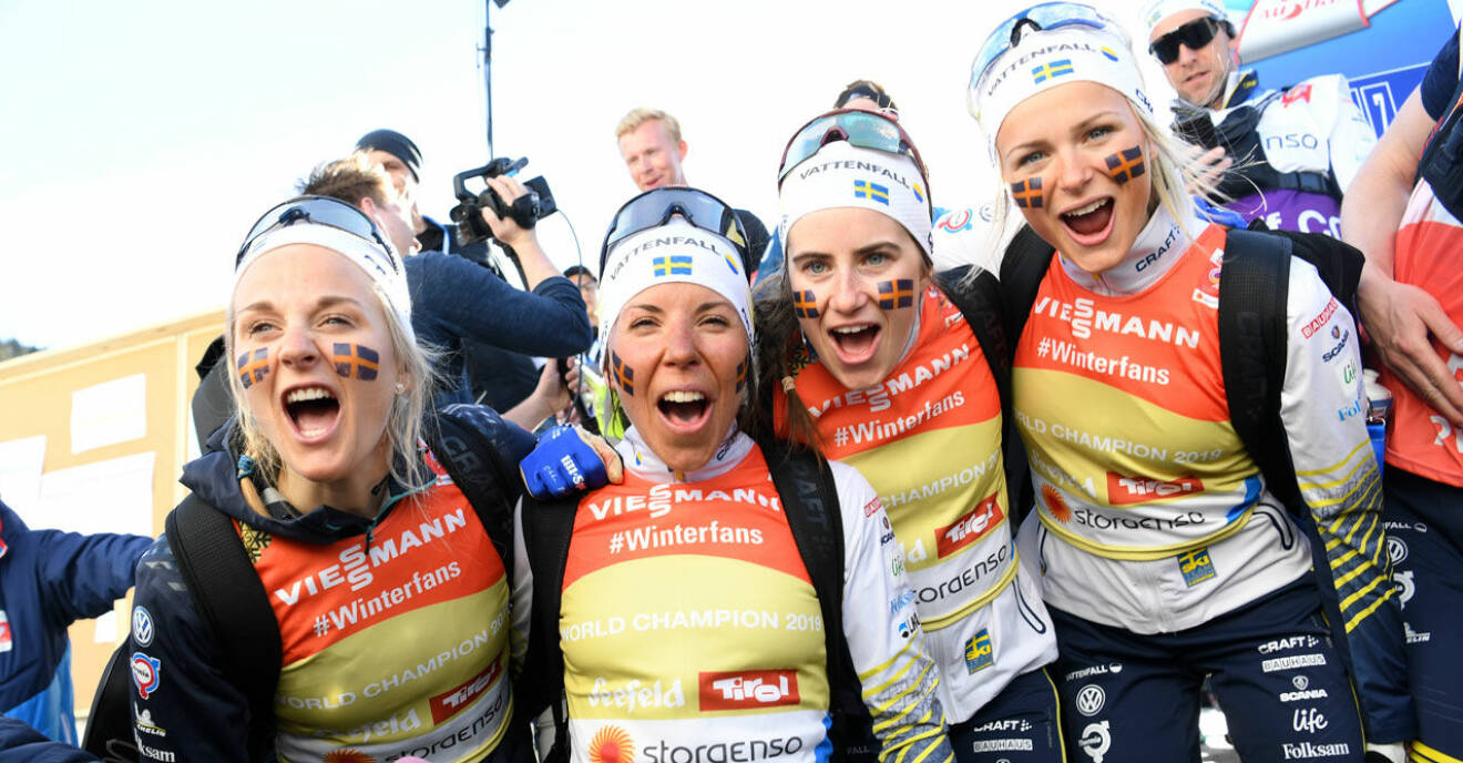 Sveriges Stina Nilsson, Charlotte Kalla, Ebba Andersson och Frida Karlsson i mixade zon efter vinsten i damernas stafett