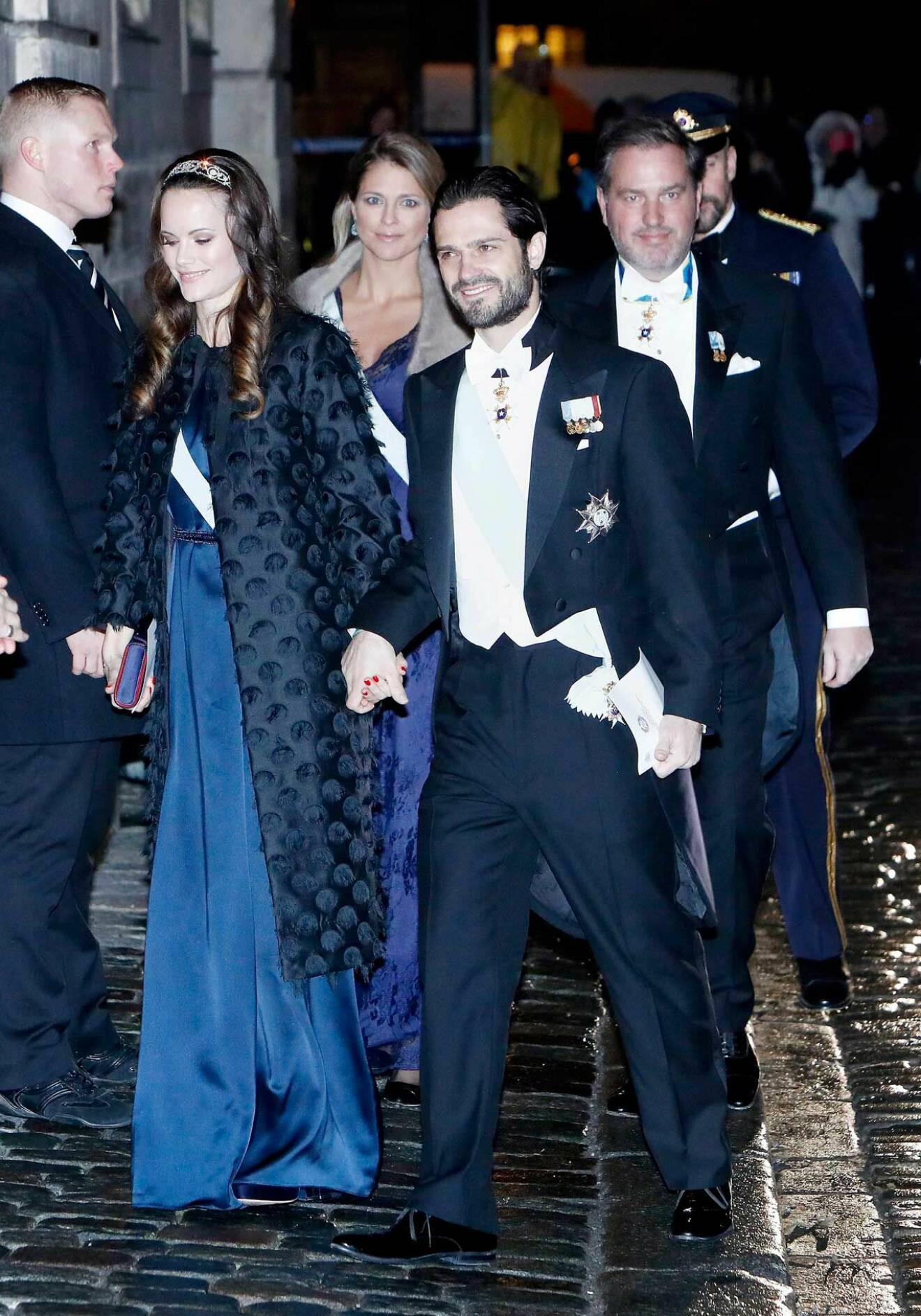 Prins Carl Philip och prinsessan Sofia håller ofta varandras händer. 