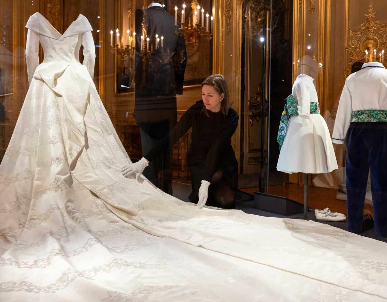 Prinsessan Eugenies brudklänning från Peter Pilotto ställs ut på Windsor Castle.