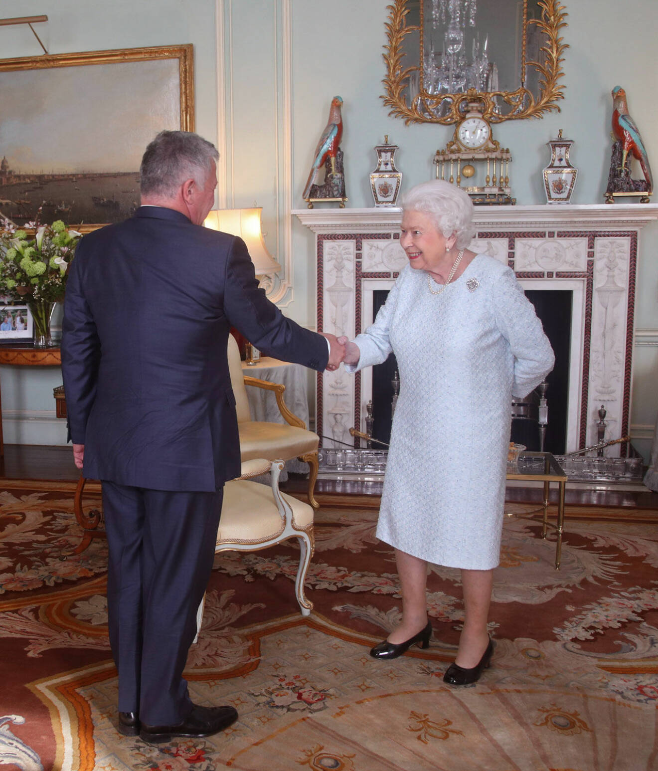 Drottning Elizabeth hälsar på kung Abdullah II av Jordanien.